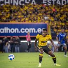 Jhonny Quiñonez destaca como volante de marca.