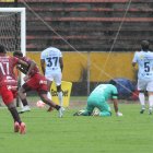 El golero Johan Lara (c) se lamenta tras el fallo en el gol del Ponchito.