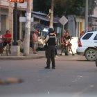 En uno de los casos, tres ciudadanos fueron baleados fuera de una tienda.