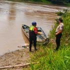 Los bomberos del sector ayudaron a rescatar los restos hallados en el río Daule.