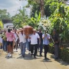 Una multitud de personas acudieron al sepelio realizado este lunes en la Isla de Bejucal.