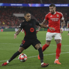 Raphinha (d) fue quien le dio la ventaja a FC Barcelona en la ida de octavos de final de Champions League ante Benfica