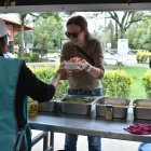 Las carpas están ubicadas a un costado de la laguna del parque La Carolina.