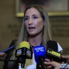 Gabriela Goldbaum, exesposa del presidente de Ecuador, Daniel Noboa, habla con los medios de comunicación este martes, en Quito.