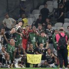 Barcelona SC festejando en el Neo Química de Sao Paulo.