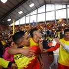 Los jugados del equipo de ecuavoley de Pomasqui celebran la consecución del título de campeones de los Juegos interparroquiales.