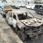 Además de la camioneta con explosivos, cinco carros más quedaron afectados.