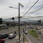Este es el panorama que enfrenta Cumbayá, donde cientos de cables invaden esta zona del valle.