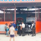 Familiares de los baleados trataron de llegar hasta donde yacía sus allegados.