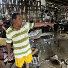 Bartolo Anchundia muestra el interior de su casa, con la masa de lodo.