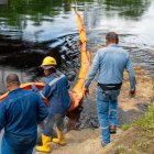 Se puede apreciar que el río está contaminado por el derrame de crudo.