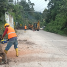 Maquinaria remueve escombros en la vía Cuenca-Girón-Pasaje.