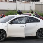 Agentes policiales acudieron al sitio para recabar indicios del suceso criminal.