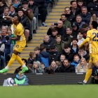 Pervis Estupiñán (L) de Brighton celebró el golazo anotado en el Etihad Stadium en el cotejo ante Manchester City