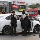 El vehículo en el que se movilizaban las víctimas quedó con varios orificios de balas, principalmente en el lado de la ventana del conductor.