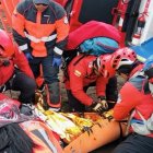 El Cuerpo de Bomberos de Quito rescató a uno de los guías de montaña heridos.