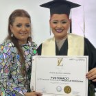 La cantante recibió su título como maquillador profesional, que le fue otorgado por la maestra Cinthya Zerna.
