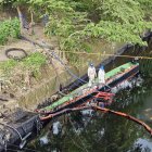 Petroecuador realiza labores de contención del crudo en el río Viche,  en Quinindé. La empresa es la responsable del oleoducto.