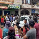 Los comuneros se aglomeraron en los exteriores de la casa donde ocurrió el crimen.