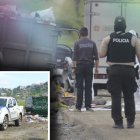 Policías retiraban los sacos que contenían las piezas anatómicas. Fueron encontrados tanto dentro como fuera del contenedor.