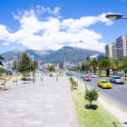 Quito enfrenta el problema de los 'cuidadores' de carros.