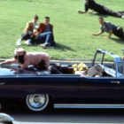 Jacqueline Kennedy en un acto de desesperación tras el asesinato de su esposo, el presidente John F. Kennedy