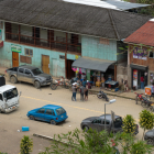 Fotografía del 16 de marzo de 2025 de personas caminando en El Chical (Ecuador).