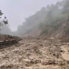 Gran deslizamiento de tierra deja incomunicada importante vía en Manabí.