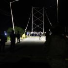 En completa oscuridad laboraban por el puente caído al ingreso de Daule.