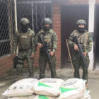 Miembros del Ministerio de Defensa junto a los materiales explosivos incautados durante el operativo