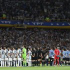 AMDEP3138. BUENOS AIRES (ARGENTINA), 16/11/2023.- Jugadores de Argentina (i) y de Uruguay forman hoy, en un partido de las Eliminatorias Sudamericanas para la Copa Mundial de Fútbol 2026 entre Argentina y Uruguay en el estadio La Bombo en Buenos Aires (Argentina). EFE/ Luciano González