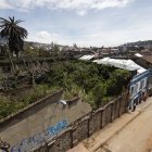 La casa ubicada en la calle Quijano, en San Sebastián lleva años sin mantenimiento.