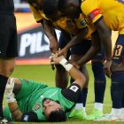 Momento en el que Hernán Galíndez sufre el inconveniente en su mano.