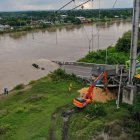 Este sábado retiraron uno de los vehículos pesados atrapados.