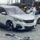 El conductor de este automóvil blanco  fue sorprendido por dos sujetos que se desplzaban en motocicleta.