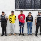 Los sospechosos fueron atrapados dentro del vehículo robado.