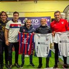 Los dirigentes de los chullas y albos intercambiaron camisetas.