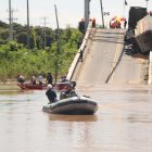 Este domingo 23 de marzo continuaron con las tareas para la recuperaron de los vehículos hundidos.