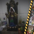 Algunos altares dedicados a la santa muerte han sido hallados durante operativos policiales y militares.