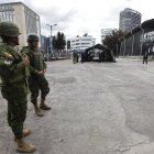 Militares custodian los ingresos a los medios públicos.