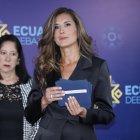 Debate Presidencial Ecuador: Ruth del Salto recibió sobres con preguntas como moderadora.