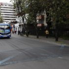 En la calzada son evidentes las marcas de las bruscas frenadas.