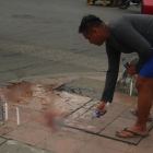 Los moradores de Pascuales encendieron velas en honor a la víctima.