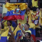Aficionados de Ecuador este martes 25 de marzo apoyaron a la Tri desde las gradas del estadio Nacional Julio Martinez Pradanos en Santiago.