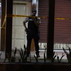 Agentes policiales arribaron al lugar y acordonaron el sitio para impedir el paso de los curiosos. El local comercial fue cerrado después del acto violento.