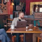 El conferencista Daniel Habif junto al presidente Daniel Noboa y a la primera dama, Lavinia Valbonesi.