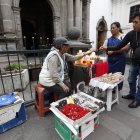 Laura Iza sigue vendiendo sus productos en el portal de El Sagrario.