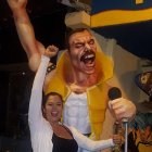 Junto a la imagen de Freddy Mercury, uno de sus cantantes favoritos.