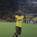 Gabriel Cortez se mandó un golazo ante Delfín en el Monumental.