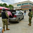 Militares en las instalaciones del Hospital General Monte Sinaí, en Guayaquil.